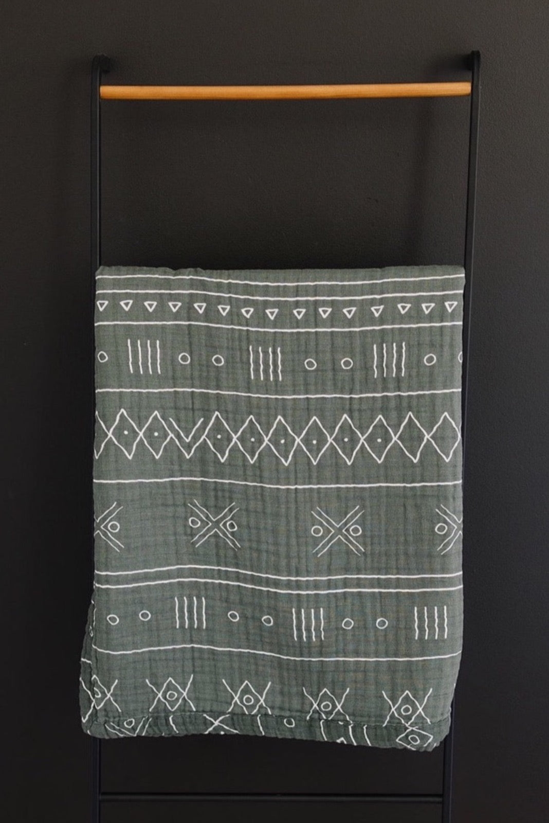 Mebie Baby Gender Neutral Infant Muslin quilt its 100% cotton. Looks great in any nursery.
