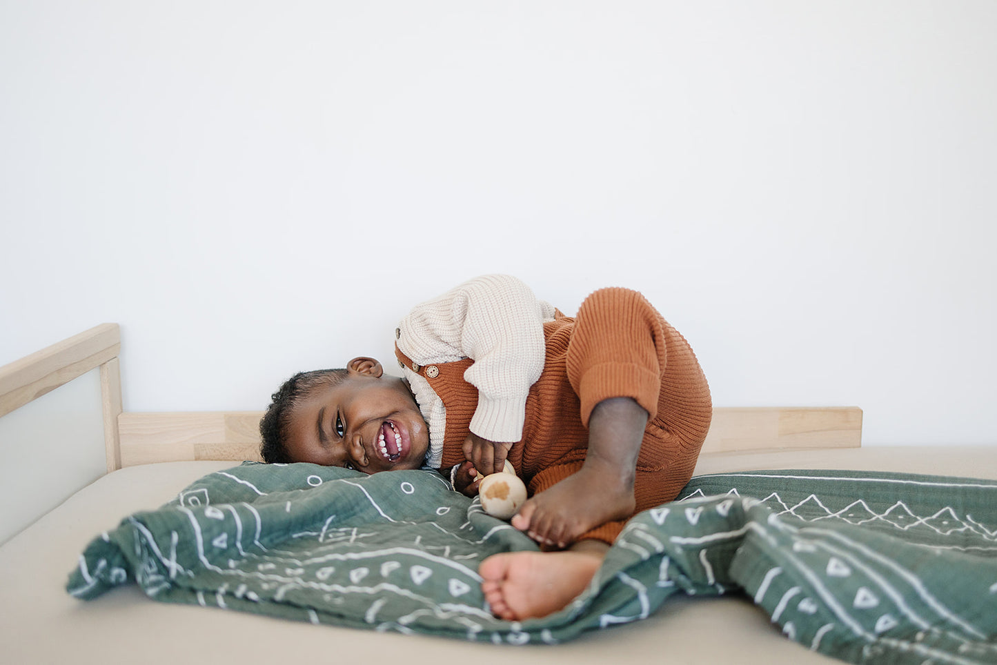 Mebie Baby Gender Neutral Infant Muslin quilt its 100% cotton. Looks great in any nursery.