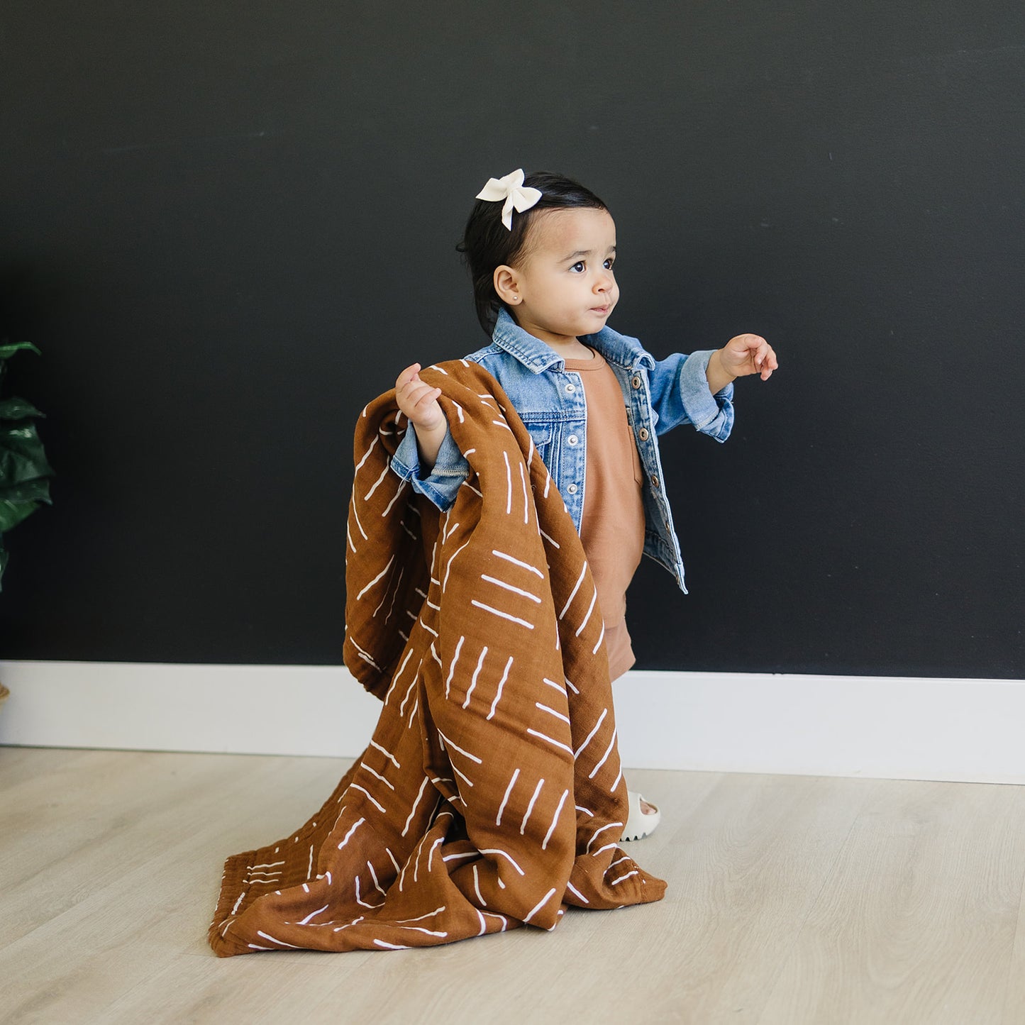 Mebie Baby Gender Neutral Infant Muslin quilt its 100% cotton. Looks great in any nursery.