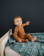 Mebie Baby Gender Neutral Infant Muslin quilt its 100% cotton. Looks great in any nursery.