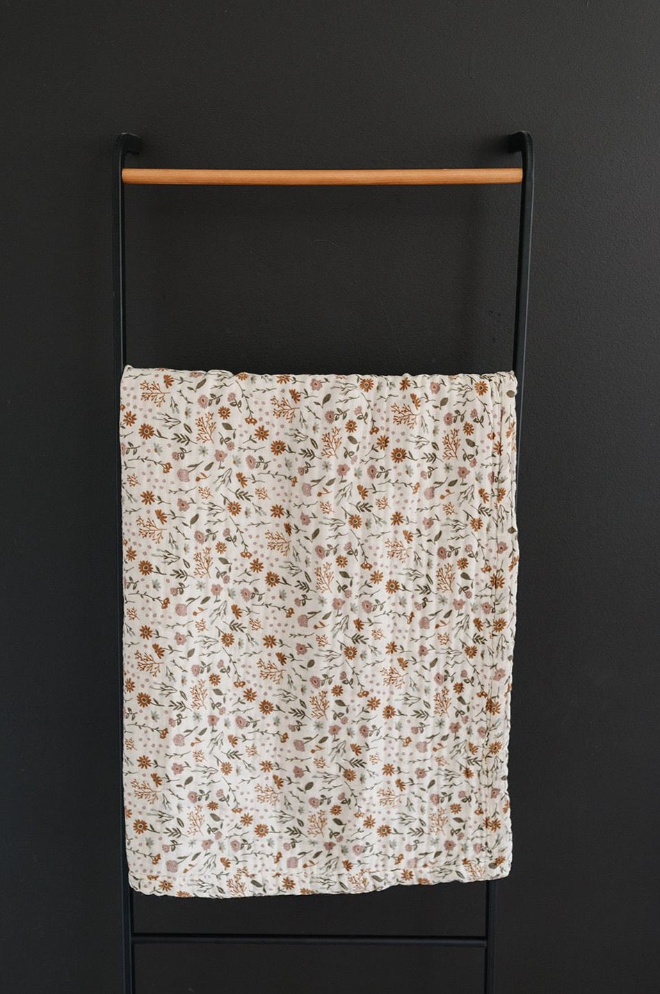 Mebie Baby Gender Neutral Infant Muslin quilt its 100% cotton. Looks great in any nursery.