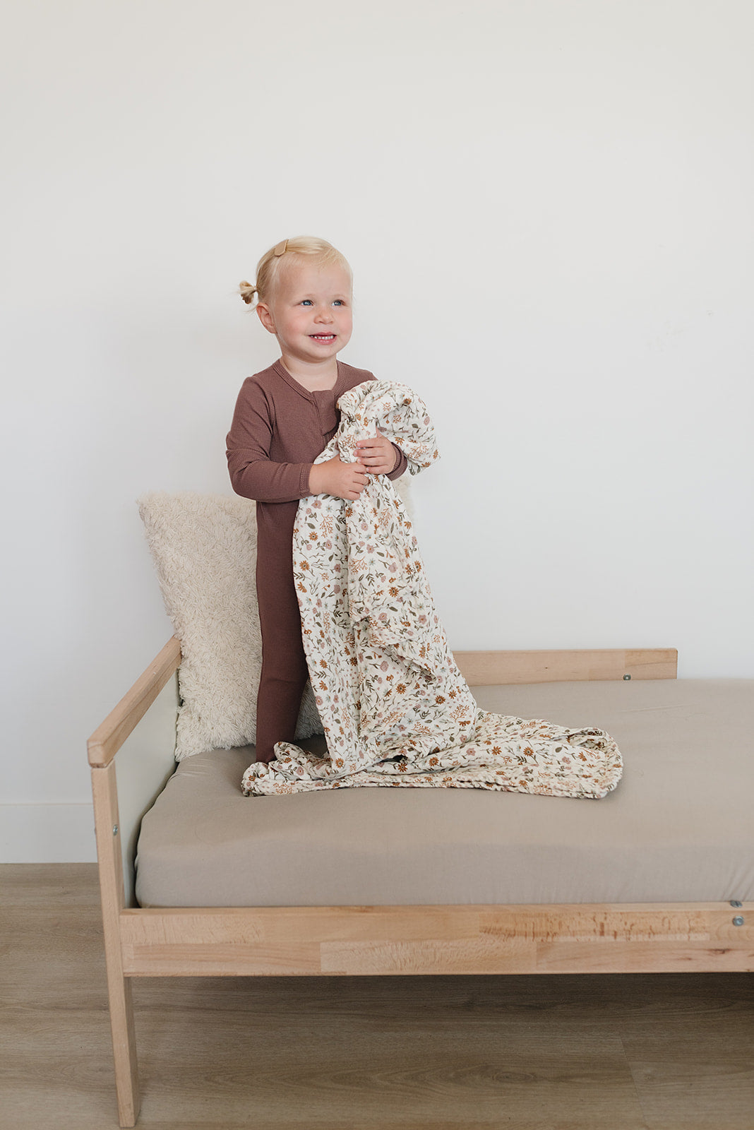 Mebie Baby Gender Neutral Infant Muslin quilt its 100% cotton. Looks great in any nursery.