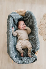 Mebie Baby Gender Neutral Infant Muslin quilt its 100% cotton. Looks great in any nursery.