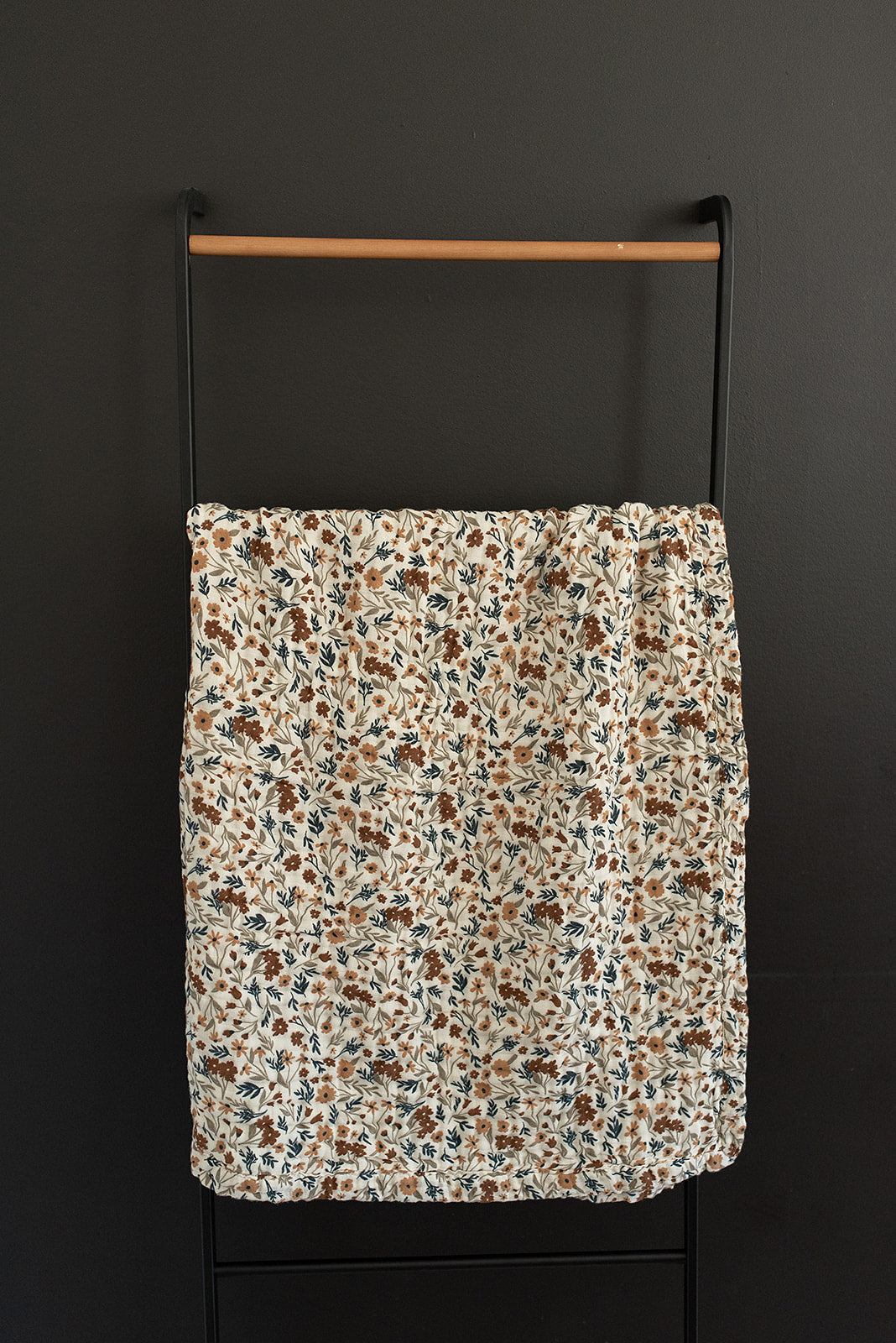 Mebie Baby Gender Neutral Infant Muslin quilt its 100% cotton. Looks great in any nursery.