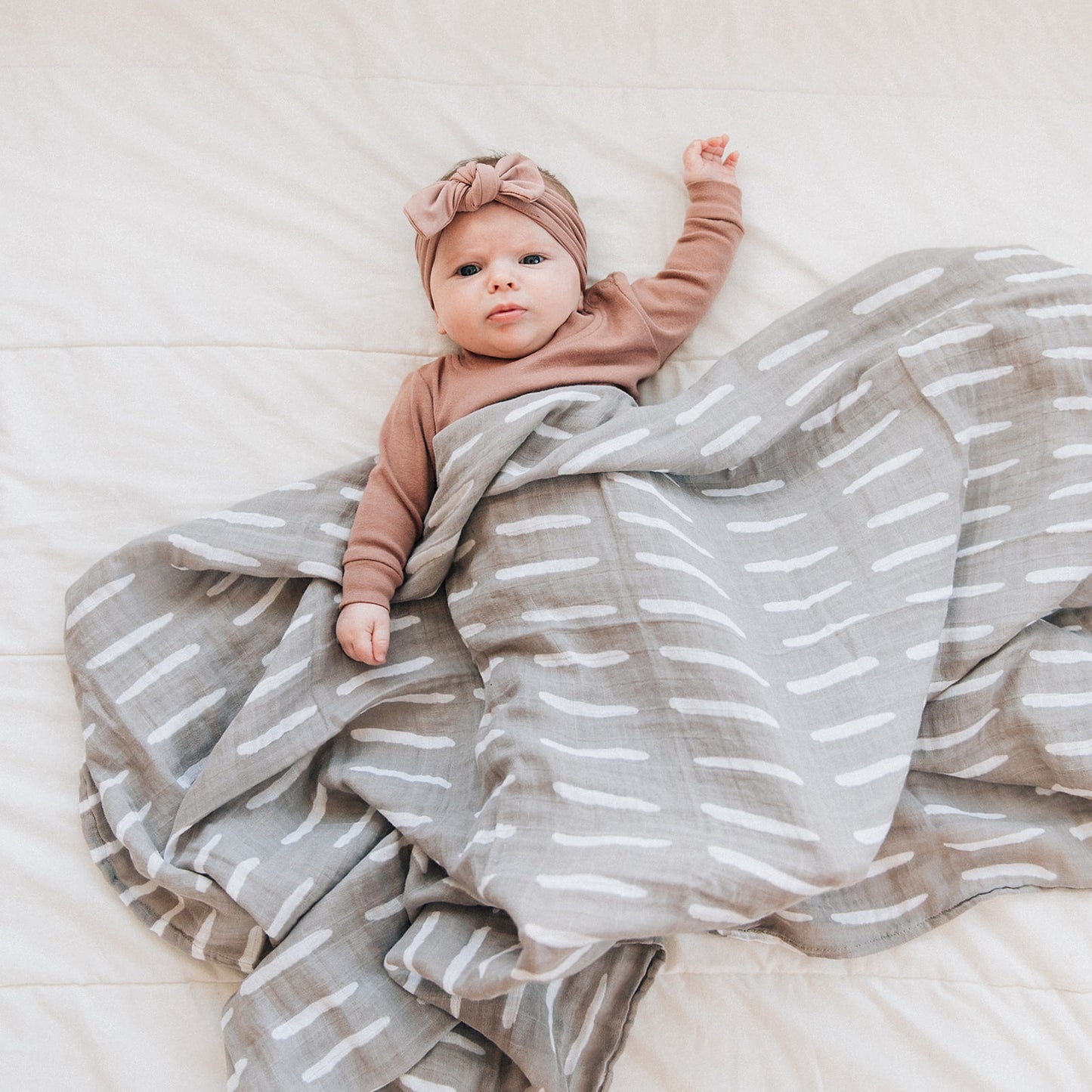 Mebie Baby Grey Dash Muslin Quilt. Mebie Baby Gender Neutral Infant Muslin quilt its 100% cotton. Looks great in any nursery.
