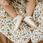Mebie Baby Gender Neutral Infant Muslin quilt its 100% cotton. Looks great in any nursery.