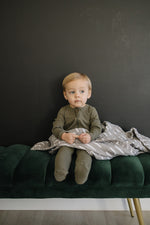 Mebie Baby Gender Neutral Infant Muslin quilt its 100% cotton. Looks great in any nursery.