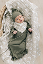 Mebie Baby Sand Rainbow Muslin Quilt. Mebie Baby Gender Neutral Infant Muslin quilt its 100% cotton. Looks great in any nursery.
