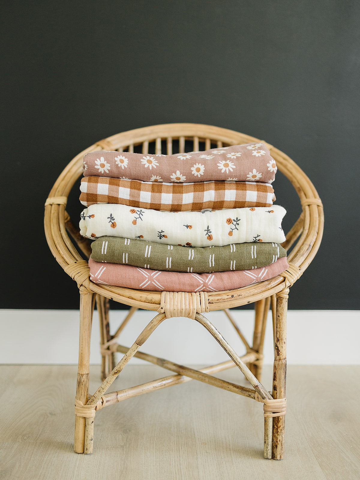 Mebie Baby Gender Neutral Infant Muslin quilt its 100% cotton. Looks great in any nursery.