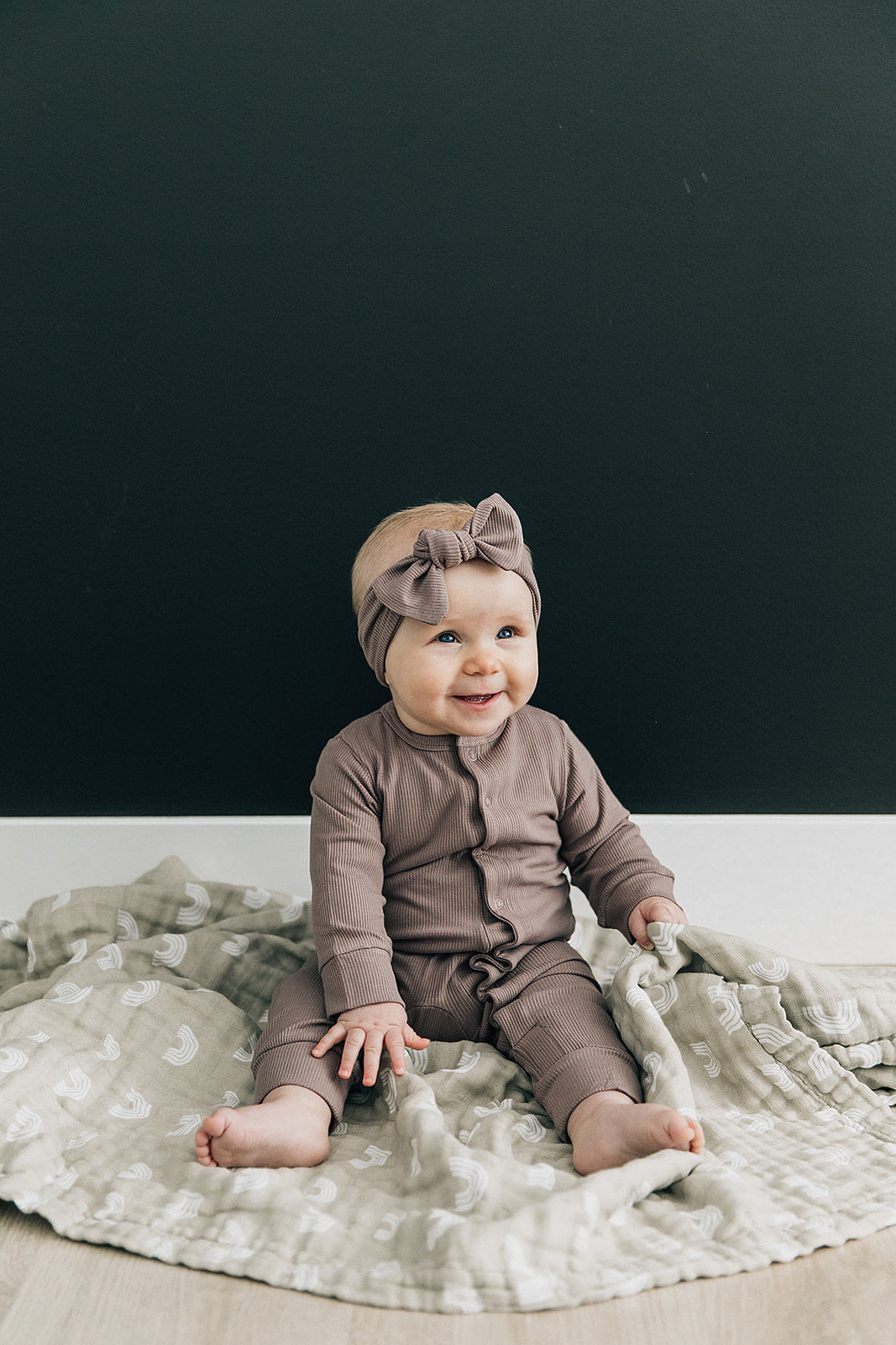 Mebie Baby Sand Rainbow Muslin Quilt. Mebie Baby Gender Neutral Infant Muslin quilt its 100% cotton. Looks great in any nursery.
