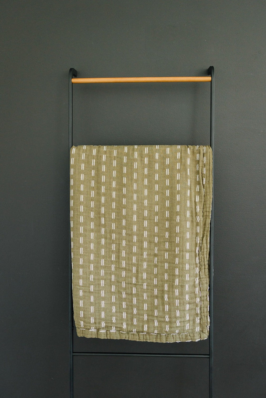 Mebie Baby Gender Neutral Infant Muslin quilt its 100% cotton. Looks great in any nursery.