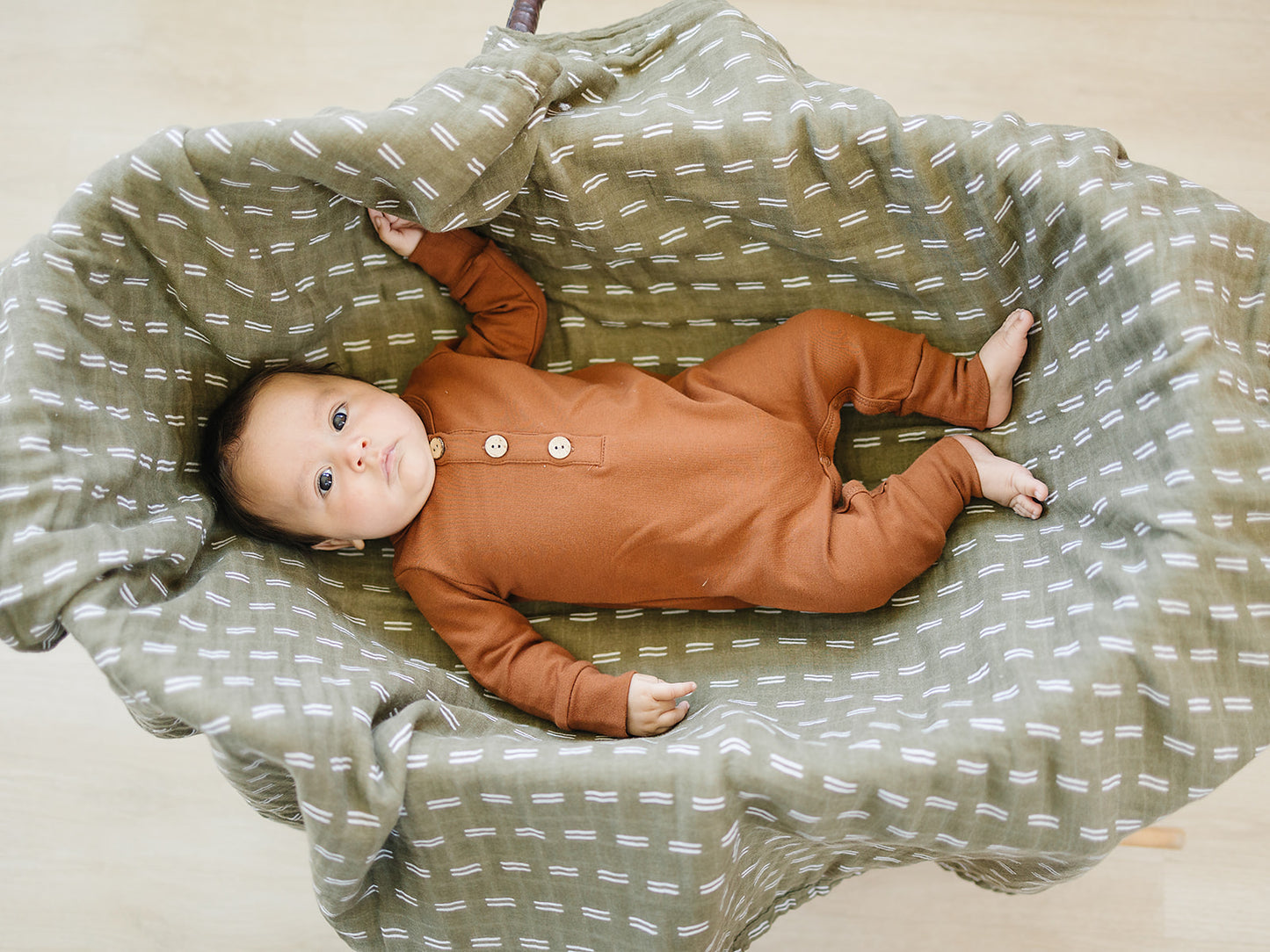 Mebie Baby Gender Neutral Infant Muslin quilt its 100% cotton. Looks great in any nursery.