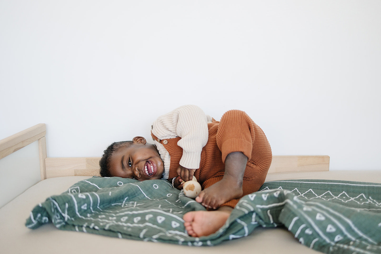 Mebie Baby Gender Neutral Infant Muslin quilt its 100% cotton. Looks great in any nursery. 