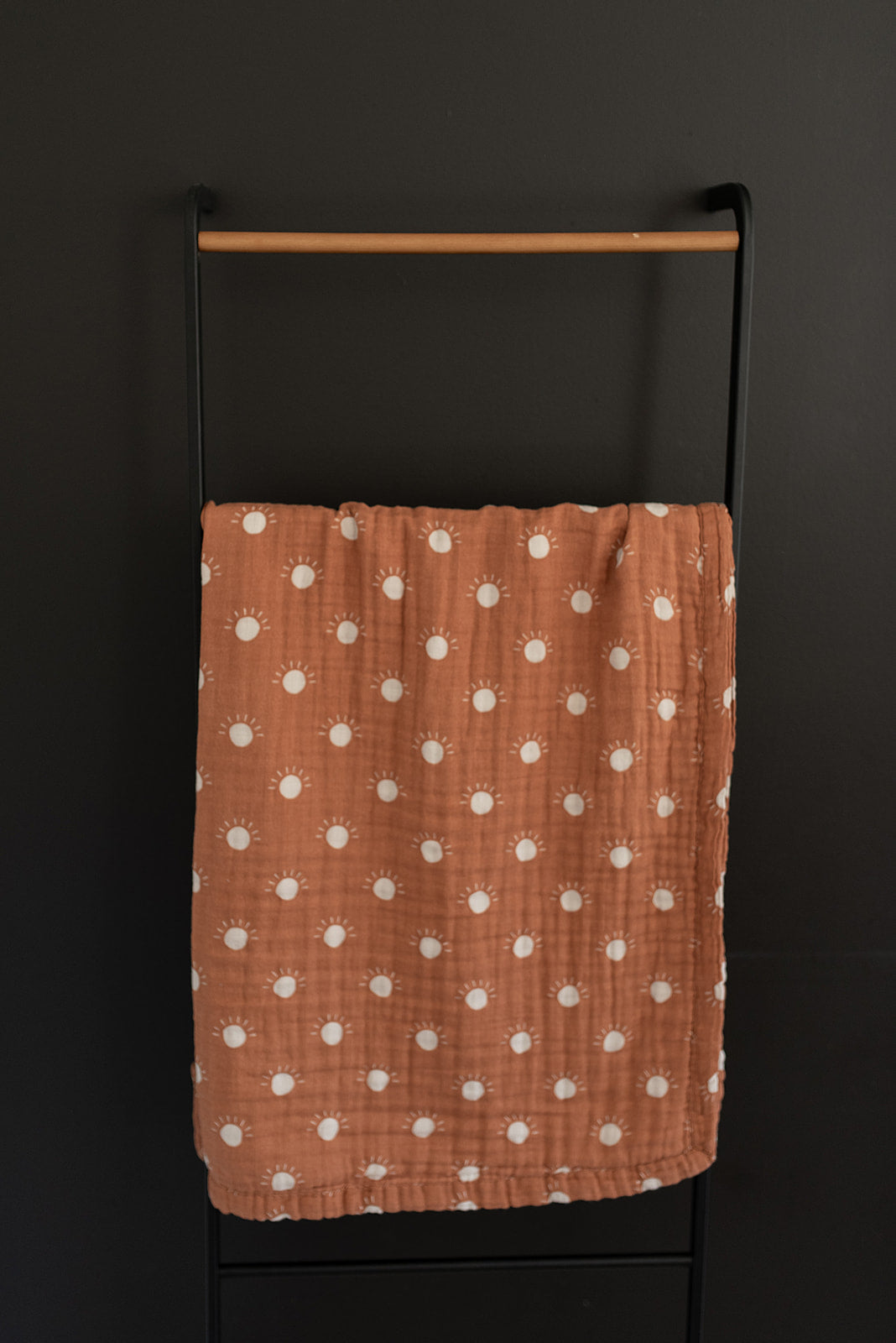 Mebie Baby Gender Neutral Infant Muslin quilt its 100% cotton. Looks great in any nursery. 