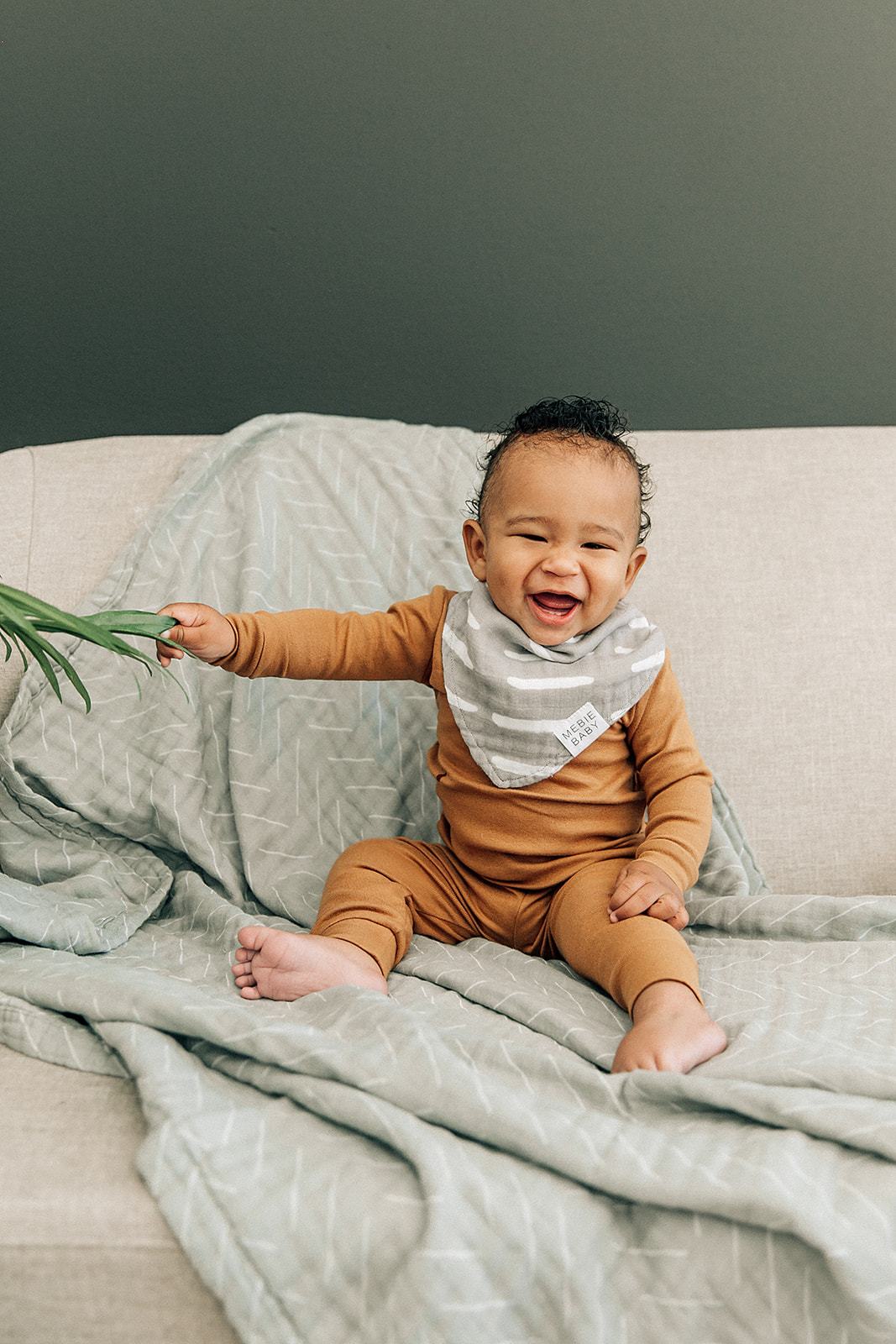 Mebie Baby Grey Dash Muslin Bib