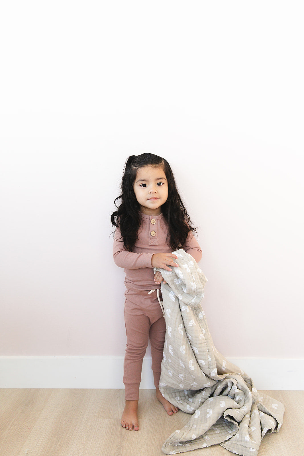 Mebie Baby Gender Neutral Infant Muslin quilt its 100% cotton. Looks great in any nursery. 