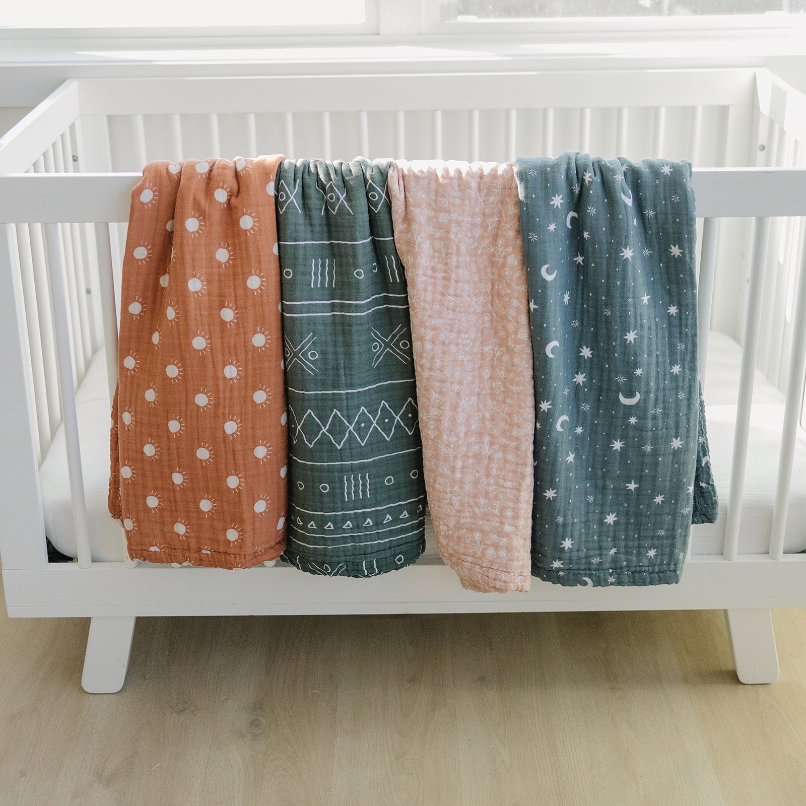 Mebie Baby Gender Neutral Infant Muslin quilt its 100% cotton. Looks great in any nursery. 