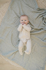 Mebie Baby Gender Neutral Infant Muslin quilt its 100% cotton. Looks great in any nursery. 